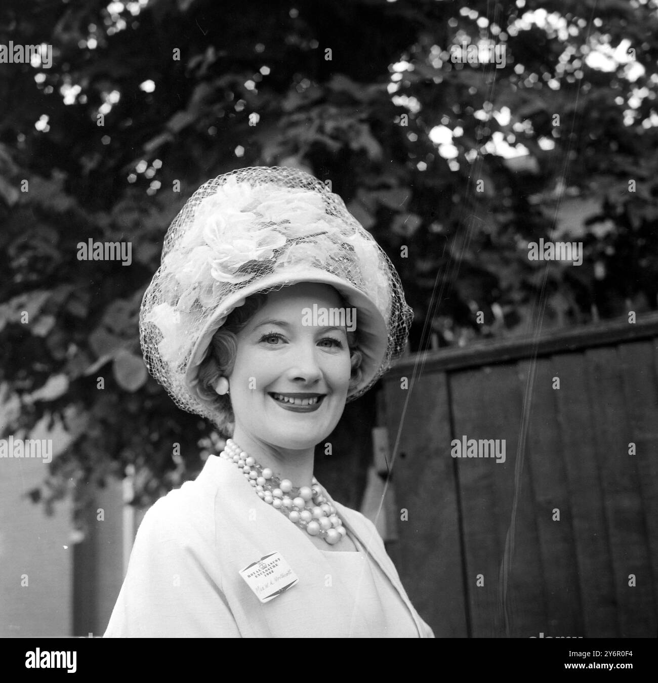 CORSE DI CAVALLI ROYAL ASCOT MRS NORTHCOTT VIELED CAPPELLO FIORI ROSSI; 22 GIUGNO 1962 Foto Stock