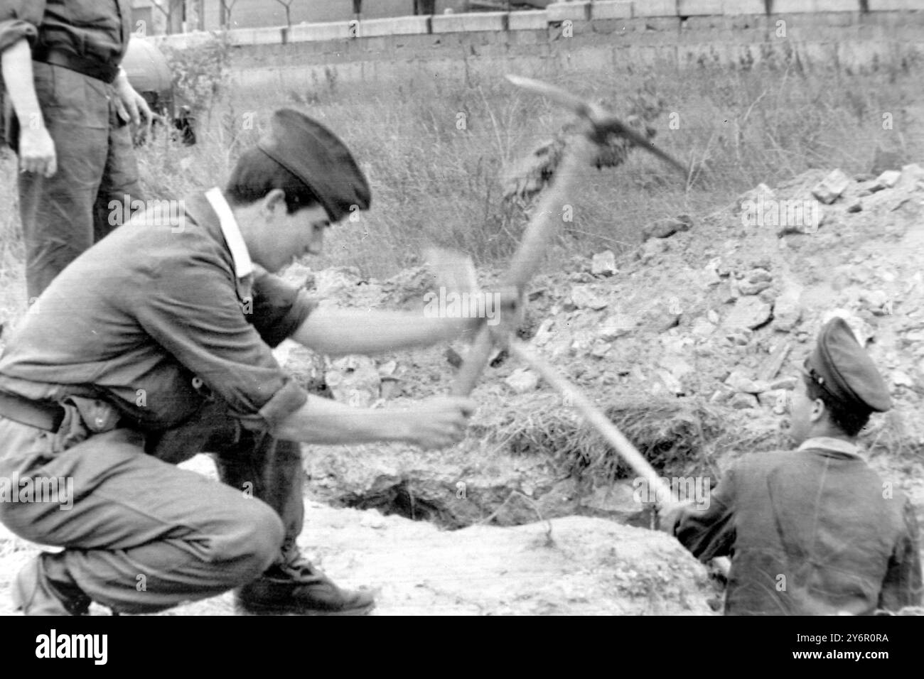 BORDER WEST BERLIN POLICE BUILDING FOX HOLES BERLIN; 20 GIUGNO 1962 Foto Stock