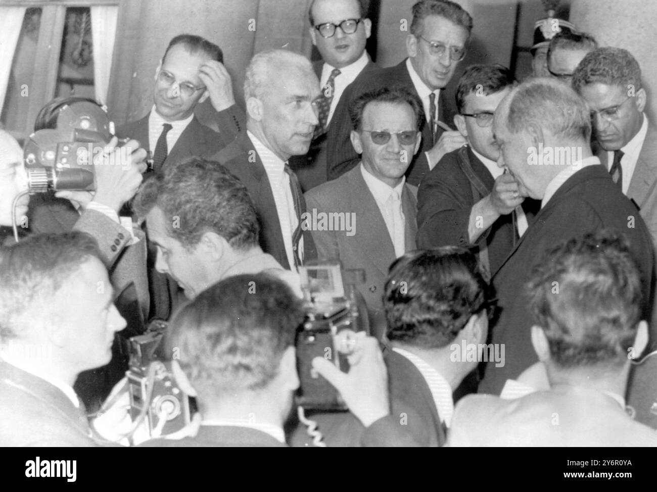 IL SEGRETARIO DI STATO AMERICANO DEAN RUSK È CIRCONDATO DALLA FOLLA A PARIGI / ; 19 GIUGNO 1962 Foto Stock