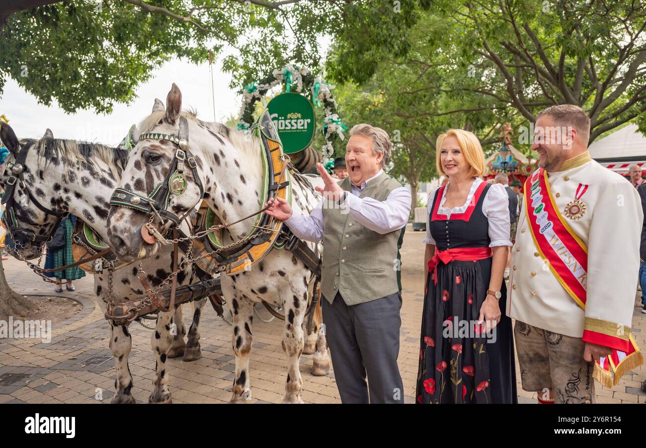 20240926 VIP Eroeffnung der Wiener Kaiser Wiesn 2024 WIEN, OESTERREICH - 26. SETTEMBRE: SPOe Buergermeister Landeshauptmann von Wien Michael Ludwig, SPOe zweite Nationalratspraesidentin und Abgeordnete zum Nationalrat Doris Bures und Geschaeftsfuehrer der Kaiser Wiesn Johann Pittermann vor dem Festzug vom Schweizerhaus zur Kaiserwiese musikalischer Untermalung anlaeffer der Wiserener 26 VIP der Wiserwiese Wiserener der Wiserener der Wiserener der Wiserener der Wiserwiese 2024. Settembre 2024 a Vienna, Oesterreich 240926 SEPA 17 010 Copyright: XIsabellexOuvrardx SEPAxMedia Foto Stock