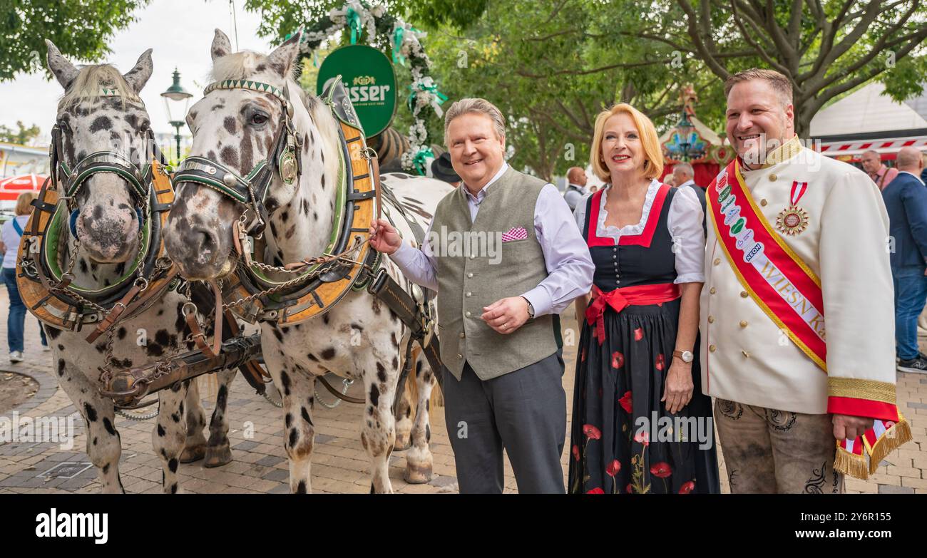 20240926 VIP Eroeffnung der Wiener Kaiser Wiesn 2024 WIEN, OESTERREICH - 26. SETTEMBRE: SPOe Buergermeister Landeshauptmann von Wien Michael Ludwig, SPOe zweite Nationalratspraesidentin und Abgeordnete zum Nationalrat Doris Bures und Geschaeftsfuehrer der Kaiser Wiesn Johann Pittermann vor dem Festzug vom Schweizerhaus zur Kaiserwiese musikalischer Untermalung anlaeffer der Wiserener 26 VIP der Wiserwiese Wiserener der Wiserener der Wiserener der Wiserener der Wiserwiese 2024. Settembre 2024 a Vienna, Oesterreich 240926 SEPA 17 013 Copyright: XIsabellexOuvrardx SEPAxMedia Foto Stock