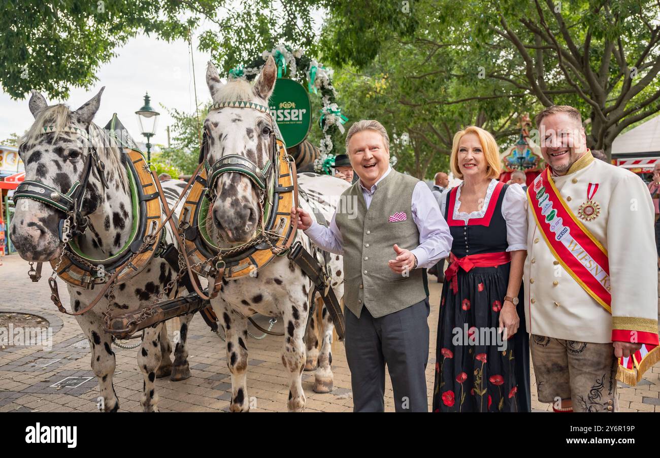 20240926 VIP Eroeffnung der Wiener Kaiser Wiesn 2024 WIEN, OESTERREICH - 26. SETTEMBRE: SPOe Buergermeister Landeshauptmann von Wien Michael Ludwig, SPOe zweite Nationalratspraesidentin und Abgeordnete zum Nationalrat Doris Bures und Geschaeftsfuehrer der Kaiser Wiesn Johann Pittermann vor dem Festzug vom Schweizerhaus zur Kaiserwiese musikalischer Untermalung anlaeffer der Wiserener 26 VIP der Wiserwiese Wiserener der Wiserener der Wiserener der Wiserener der Wiserwiese 2024. Settembre 2024 a Vienna, Oesterreich 240926 SEPA 17 012 Copyright: XIsabellexOuvrardx SEPAxMedia Foto Stock