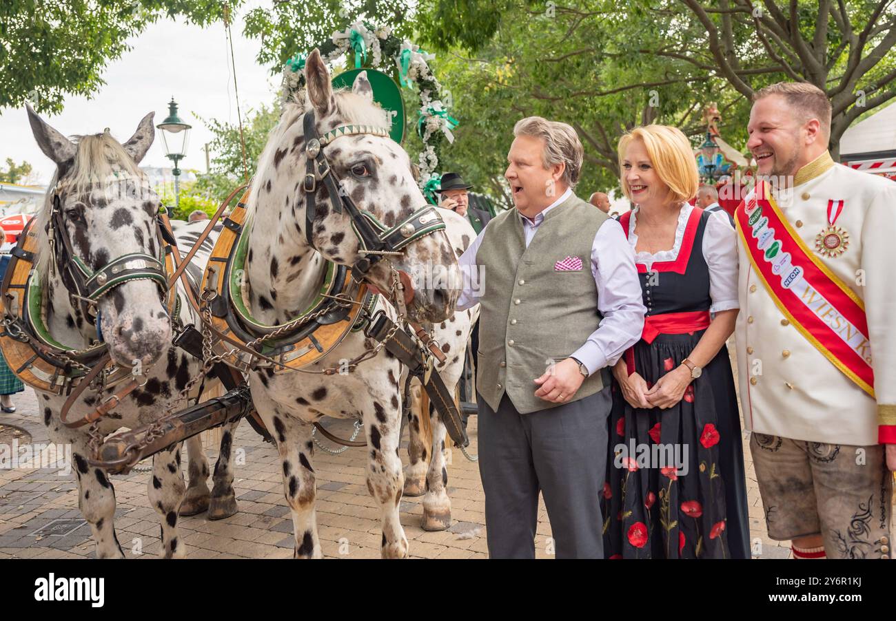 20240926 VIP Eroeffnung der Wiener Kaiser Wiesn 2024 WIEN, OESTERREICH - 26. SETTEMBRE: SPOe Buergermeister Landeshauptmann von Wien Michael Ludwig, SPOe zweite Nationalratspraesidentin und Abgeordnete zum Nationalrat Doris Bures und Geschaeftsfuehrer der Kaiser Wiesn Johann Pittermann vor dem Festzug vom Schweizerhaus zur Kaiserwiese musikalischer Untermalung anlaeffer der Wiserener 26 VIP der Wiserwiese Wiserener der Wiserener der Wiserener der Wiserener der Wiserwiese 2024. Settembre 2024 a Vienna, Oesterreich 240926 SEPA 17 011 Copyright: XIsabellexOuvrardx SEPAxMedia Foto Stock
