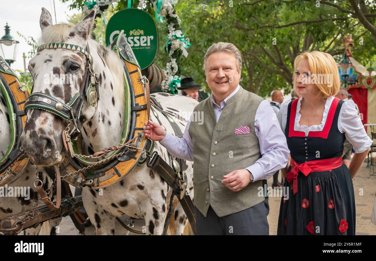 20240926 VIP Eroeffnung der Wiener Kaiser Wiesn 2024 WIEN, OESTERREICH - 26. SETTEMBRE: SPOe Buergermeister und Landeshauptmann von Wien Michael Ludwig und SPOe zweite Nationalratspraesidentin und Abgeordnete zum Nationalrat Doris Bures vor dem Festzug vom Schweizerhaus zur Kaiserwiese mit musikalischer Untermalung anlaesslich der VIP Eroeffnung der Wiener Kaiser Wiener Kaiser Wiesn 2024 26 Settembre 2024 a Vienna, Oesterreich 240926 SEPA 17 014 Copyright: XIsabellexOuvrardx SEPAxMedia Foto Stock