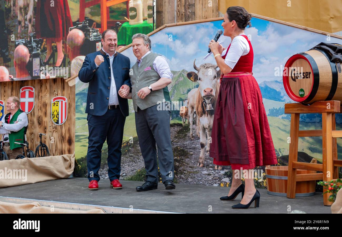 20240926 VIP Eroeffnung der Wiener Kaiser Wiesn 2024 WIEN, OESTERREICH - 26. SETTEMBRE: SPOe Bezirksvorsteher fuer den 2. Bezirk Alexander Nikolai, SPOe Buergermeister und Landeshauptmann von Wien Michael Ludwig und ORF Moderatorin und host der Veranstaltung Eva Poelzl waehrend der Vorstellungsrunde anlaesslich der VIP Eroeffnung der Wiener Kaiser Wiesn 2024 auf der Kaiserwiese im Wiener Prater am 26. Settembre 2024 a Vienna, Oesterreich 240926 SEPA 17 027 Copyright: XIsabellexOuvrardx SEPAxMedia Foto Stock