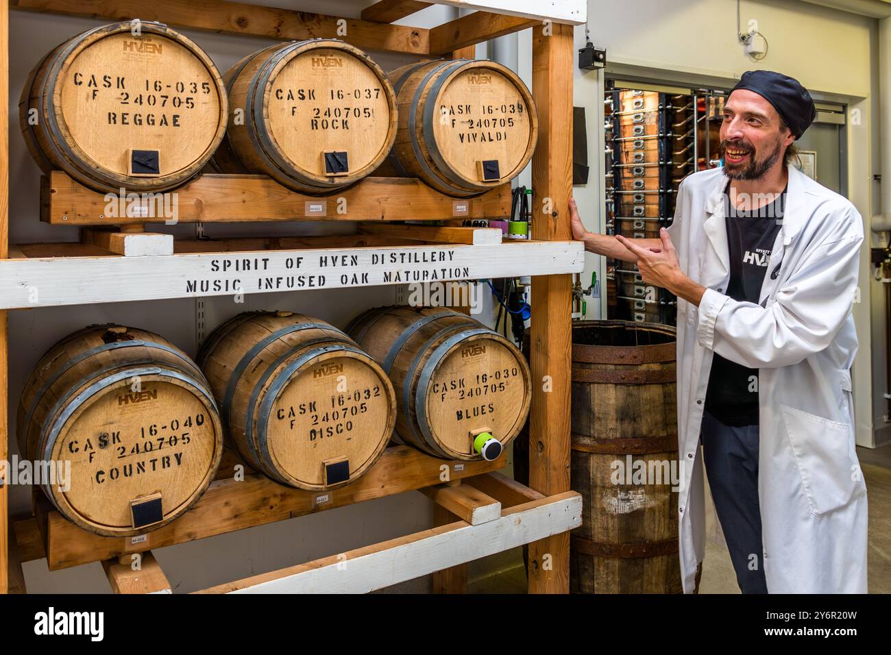Johannes Nilsson della distilleria Spirit of Hven sull'isola di Ven spiega l'esperimento a lungo termine di "Maturazione in quercia infusa con musica": da sette anni, un whisky identico matura in botti esposti a diversi stili musicali, le etichette elencano tra gli altri reggae, rock, Vivaldi, country, disco e blues. Il rock, il reggae o la musica classica sembrano modellare il suo gusto. Anja e Henric Molin hanno fondato la distilleria nel 2008 e ora esportano whisky, vodka, gin e aquavit in più di 40 paesi. Norreborgsvägen, comune di Landskrona, Skåne, Svezia. Foto Stock