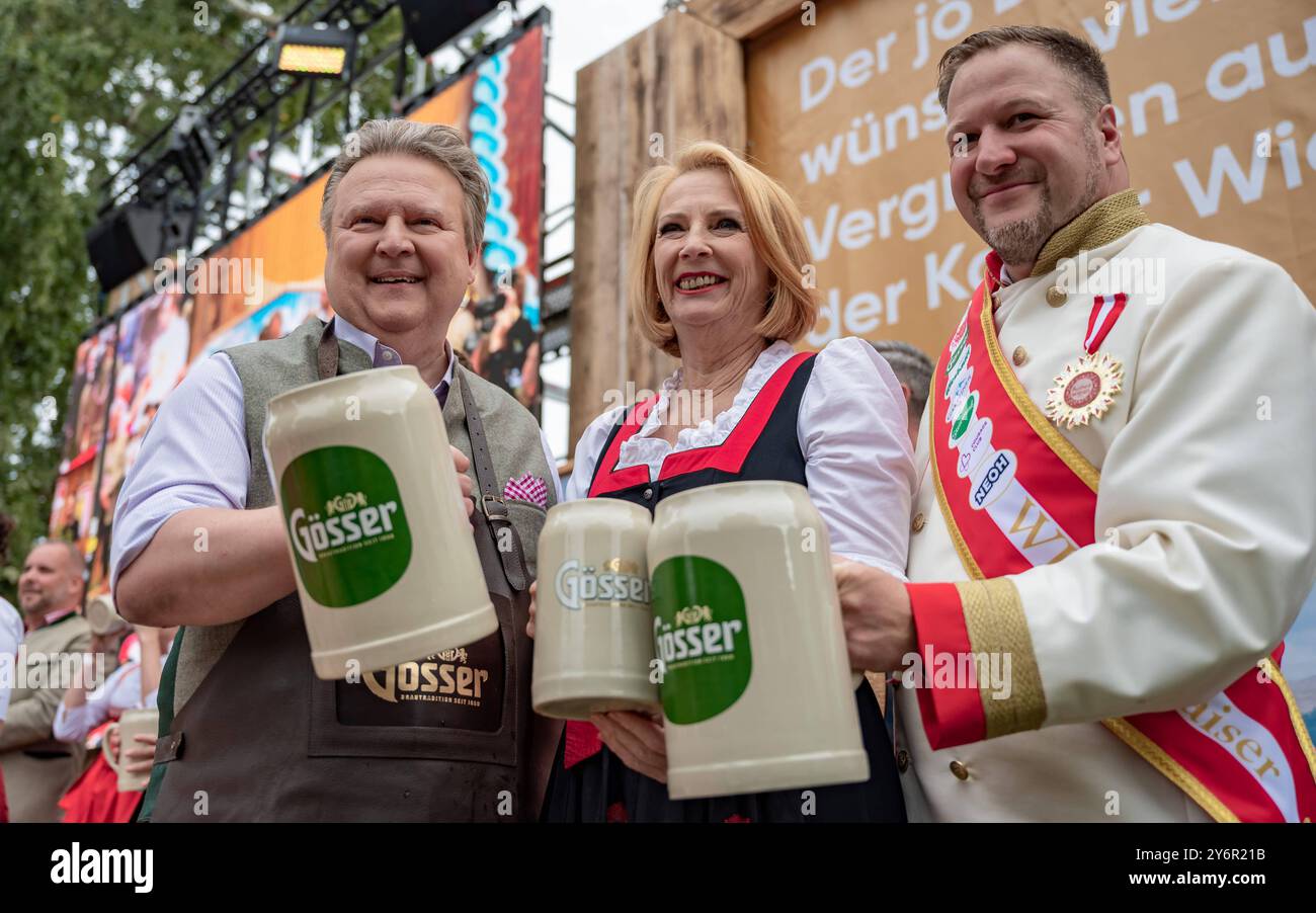 20240926 VIP Eroeffnung der Wiener Kaiser Wiesn 2024 WIEN, OESTERREICH - 26. SETTEMBRE: SPOe Buergermeister und Landeshauptmann von Wien Michael Ludwig, SPOe zweite Nationalratspraesidentin und Abgeordnete zum Nationalrat Doris Bures und Geschaeftsfuehrer der Wiener Kaiser Wiesn Johann Pittermann waehrend des Bieranstichs anlaesslich der VIP Eroeffnung der Wiener der Wiener Kaiser Wiener 26 Kaiser Wiener Kaiser Wiener Kaiser Wiener Kaiser Wiener Kaiserer 2024. Settembre 2024 a Vienna, Oesterreich 240926 SEPA 17 063 Copyright: XIsabellexOuvrardx SEPAxMedia Foto Stock
