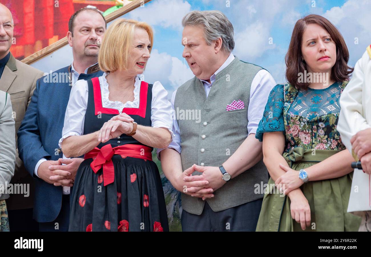 20240926 VIP Eroeffnung der Wiener Kaiser Wiesn 2024 WIEN, OESTERREICH - 26. SETTEMBRE: SPOe zweite Nationalratspraesidentin und Abgeordnete zum Nationalrat Doris Bures und SPOe Buergermeister und Landeshauptmann von Wien Michael Ludwig waehrend der Vorstellungsrunde anlaesslich der VIP Eroeffnung der Wiener Kaiser Wiesn 2024 auf der Kaiserwiese im Wiener Prater am 26. Settembre 2024 a Vienna, Oesterreich 240926 SEPA 17 040 Copyright: XIsabellexOuvrardx SEPAxMedia Foto Stock