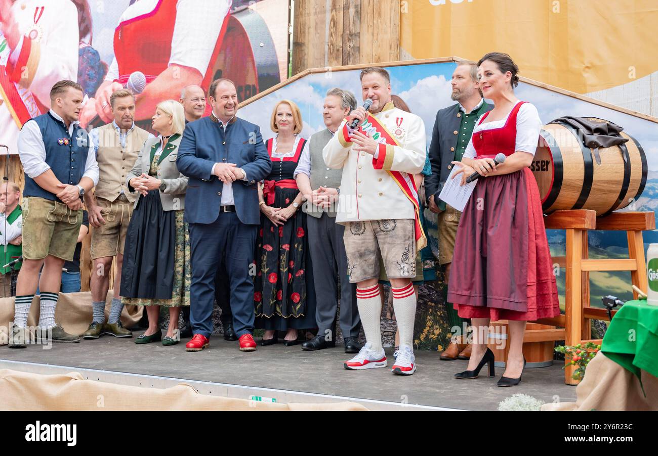 20240926 VIP Eroeffnung der Wiener Kaiser Wiesn 2024 WIEN, OESTERREICH - 26. SETTEMBRE: Gruppenbild waehrend der Vorstellungsrunde anlaesslich der VIP Eroeffnung der Wiener Kaiser Wiesn 2024 auf der Kaiserwiese im Wiener Prater AM 26. Settembre 2024 a Vienna, Oesterreich 240926 SEPA 17 037 Copyright: XIsabellexOuvrardx SEPAxMedia Foto Stock