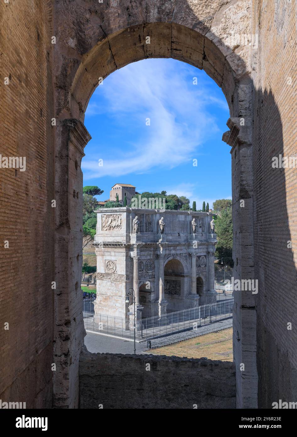 Vista dell'Arco di Costantino visto da un'arcata del Colosseo a Roma, Italia. Foto Stock