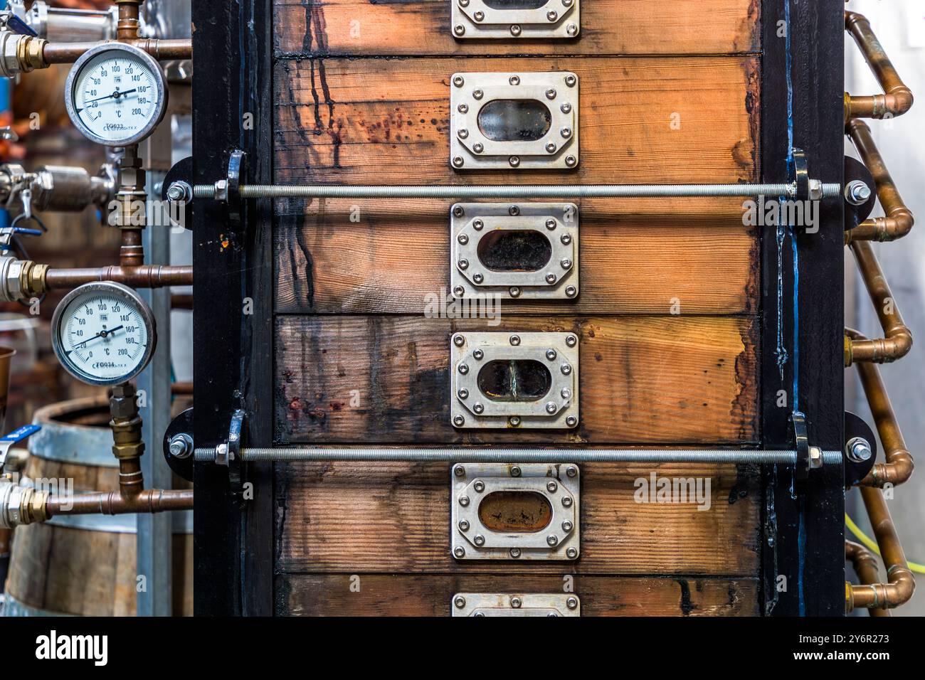 Coffey Still, un processo di distillazione continua. Inventato dall'irlandese Aeneas Coffey nel 1831 e riprodotto secondo i suoi piani per Spirit of Hven, una piccola distilleria a conduzione familiare sull'isola di Ven nel Öresund. Norreborgsvägen, Landskrona kommun, Skåne, Svezia Foto Stock