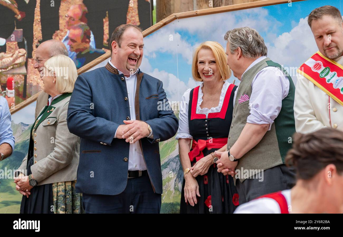 20240926 VIP Eroeffnung der Wiener Kaiser Wiesn 2024 WIEN, OESTERREICH - 26. SETTEMBRE: SPOe Bezirksvorsteher fuer den 2. Bezirk Alexander Nikolai, SPOe zweite Nationalratspraesidentin und Abgeordnete zum Nationalrat Doris Bures und SPOe Buergermeister und Landeshauptmann von Wien Michael Ludwig und ORF Moderatorin und host der Veranstaltung Eva Poelzl waehrend der Vorstellungsrunde anlaesslich der VIP Eroeffnung Wiener 26 Kaiseren Wiener 2024. Settembre 2024 a Vienna, Oesterreich 240926 SEPA 17 032 Copyright: XIsabellexOuvrardx SEPAxMedia Foto Stock