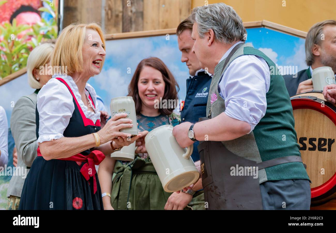 20240926 VIP Eroeffnung der Wiener Kaiser Wiesn 2024 WIEN, OESTERREICH - 26. SETTEMBRE: SPOe zweite Nationalratspraesidentin und Abgeordnete zum Nationalrat Doris Bures und SPOe Buergermeister und Landeshauptmann von Wien Michael Ludwig waehrend des Bieranstichs anlaesslich der VIP Eroeffnung der Wiener Kaiser Wiesn 2024 auf der Kaiserwiese im Wiener Prater am 26. Settembre 2024 a Vienna, Oesterreich 240926 SEPA 17 058 Copyright: XIsabellexOuvrardx SEPAxMedia Foto Stock