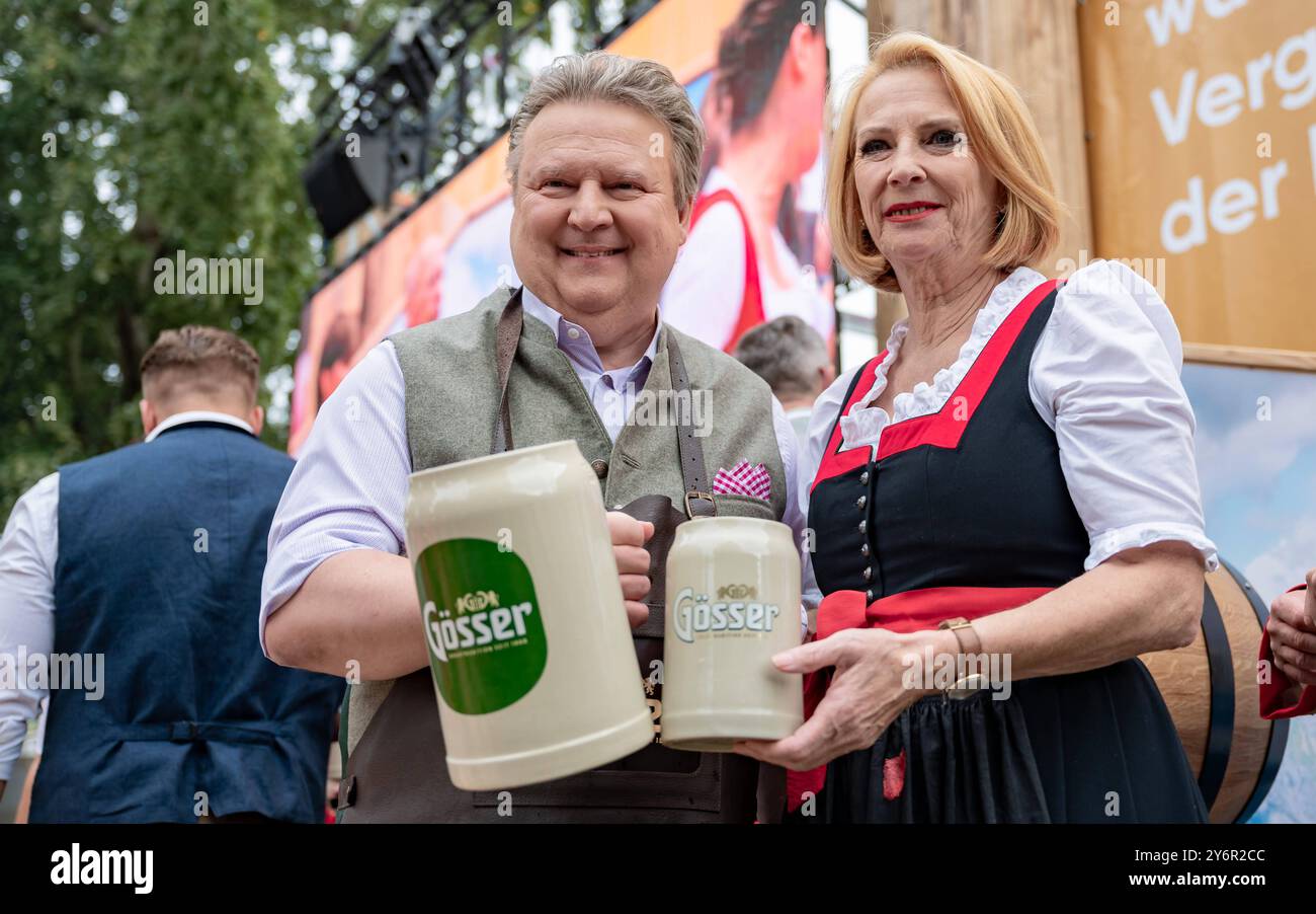 20240926 VIP Eroeffnung der Wiener Kaiser Wiesn 2024 WIEN, OESTERREICH - 26. SETTEMBRE: SPOe Buergermeister und Landeshauptmann von Wien Michael Ludwig und SPOe zweite Nationalratspraesidentin und Abgeordnete zum Nationalrat Doris Bures waehrend des Bieranstichs anlaesslich der VIP Eroeffnung der Wiener Kaiser Wiesn 2024 auf der Kaiserwiese im Wiener Prater am 26. Settembre 2024 a Vienna, Oesterreich 240926 SEPA 17 062 Copyright: XIsabellexOuvrardx SEPAxMedia Foto Stock
