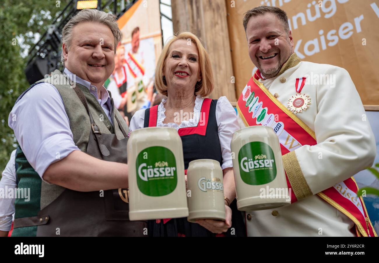 20240926 VIP Eroeffnung der Wiener Kaiser Wiesn 2024 WIEN, OESTERREICH - 26. SETTEMBRE: SPOe Buergermeister und Landeshauptmann von Wien Michael Ludwig, SPOe zweite Nationalratspraesidentin und Abgeordnete zum Nationalrat Doris Bures und Geschaeftsfuehrer der Wiener Kaiser Wiesn Johann Pittermann waehrend des Bieranstichs anlaesslich der VIP Eroeffnung der Wiener der Wiener Kaiser Wiener 26 Kaiser Wiener Kaiser Wiener Kaiser Wiener Kaiser Wiener Kaiserer 2024. Settembre 2024 a Vienna, Oesterreich 240926 SEPA 17 060 Copyright: XIsabellexOuvrardx SEPAxMedia Foto Stock