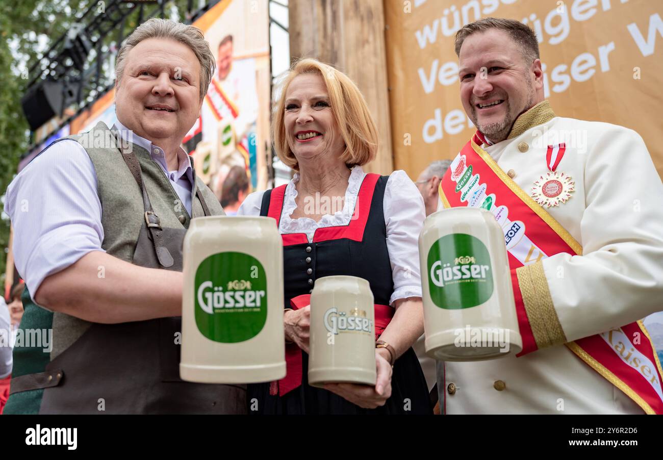 20240926 VIP Eroeffnung der Wiener Kaiser Wiesn 2024 WIEN, OESTERREICH - 26. SETTEMBRE: SPOe Buergermeister und Landeshauptmann von Wien Michael Ludwig, SPOe zweite Nationalratspraesidentin und Abgeordnete zum Nationalrat Doris Bures und Geschaeftsfuehrer der Wiener Kaiser Wiesn Johann Pittermann waehrend des Bieranstichs anlaesslich der VIP Eroeffnung der Wiener der Wiener Kaiser Wiener 26 Kaiser Wiener Kaiser Wiener Kaiser Wiener Kaiser Wiener Kaiserer 2024. Settembre 2024 a Vienna, Oesterreich 240926 SEPA 17 061 Copyright: XIsabellexOuvrardx SEPAxMedia Foto Stock