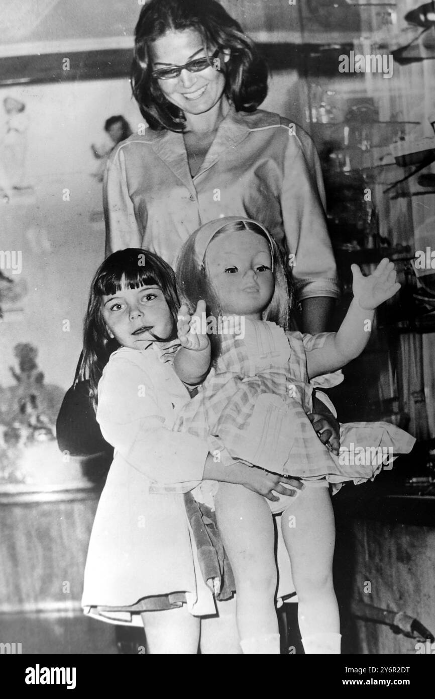 EVA BARTOK CON LA FIGLIA DIANA A ROMA / ; 12 GIUGNO 1962 Foto Stock