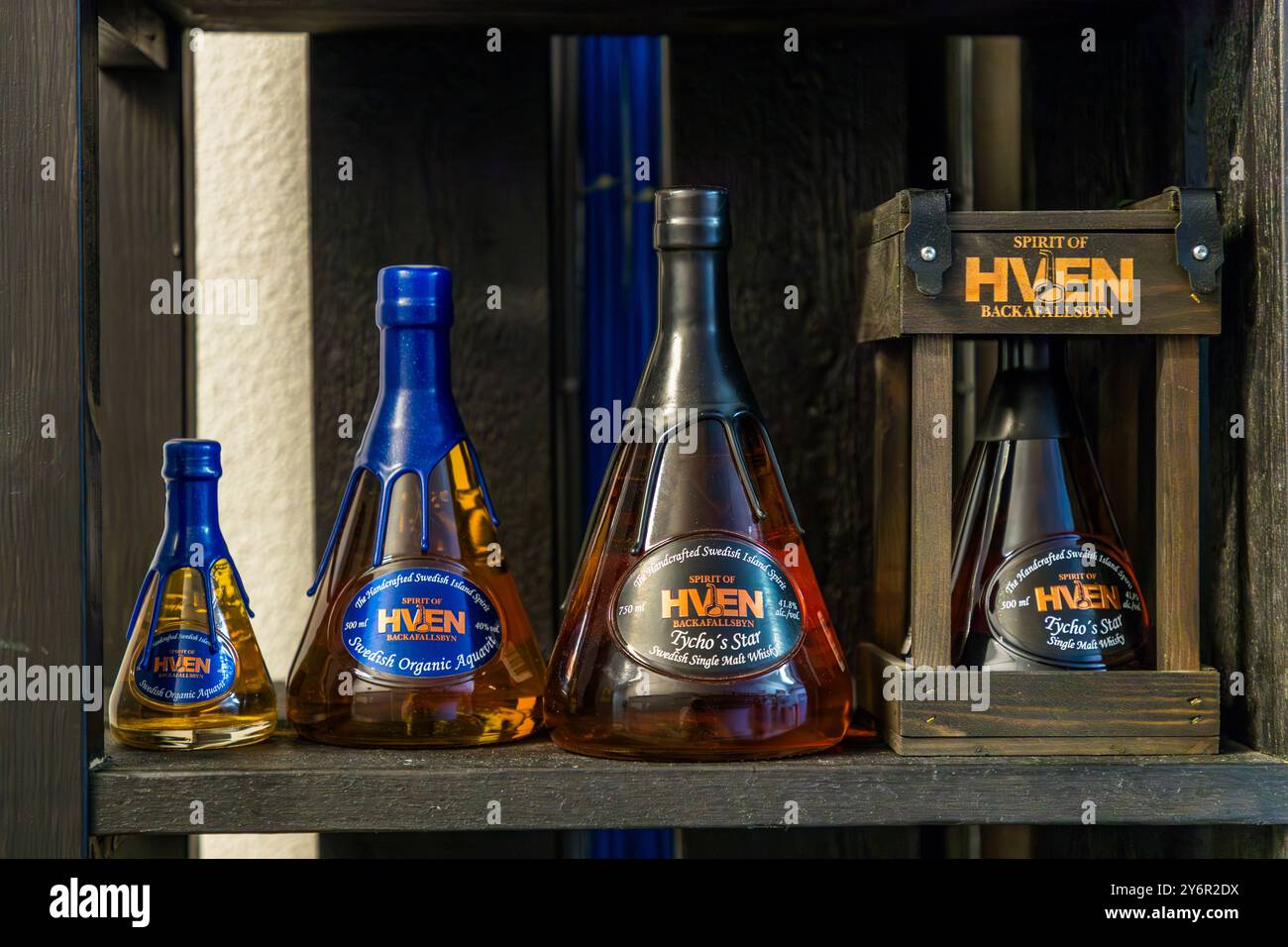 Bottiglie nella tipica forma di matraccio del marchio Spirit of Hven. Anja e Henric Molin fondarono la distilleria nel 2008, approfittando delle condizioni ideali sull'isola di Ven per la produzione di alcolici. Ora esportano whisky, vodka, gin e acquavite in oltre 40 paesi. Norreborgsvägen, Landskrona kommun, Skåne, Svezia Foto Stock