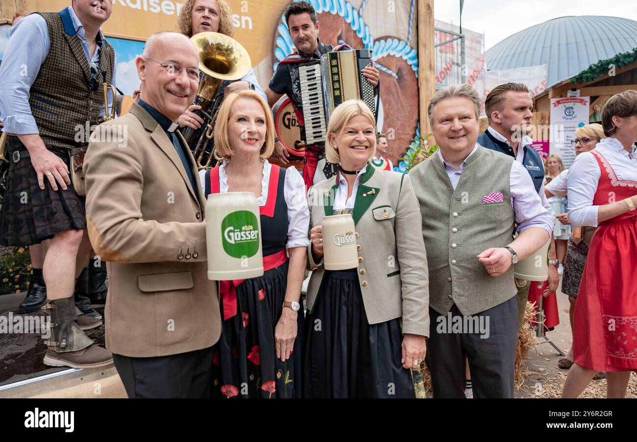 20240926 VIP Eroeffnung der Wiener Kaiser Wiesn 2024 WIEN, OESTERREICH - 26. SETTEMBRE: Dompfarrer des Wiener Stephansdoms und Oesterreichs Society-Pfarrer Toni Faber, SPOe zweite Nationalratspraesidentin und Abgeordnete zum Nationalrat Doris Bures, OeVP Bundesministerin fuer Landesverteidigung Klaudia Tanner und SPOe Buergermeister und Landeshauptmann von Wien Michael Ludwig Wien der Wiener der der der der der der der 2024 26. Settembre 2024 a Vienna, Oesterreich 240926 SEPA 17 068 Copyright: XIsabellexOuvrardx SEPAxM Foto Stock
