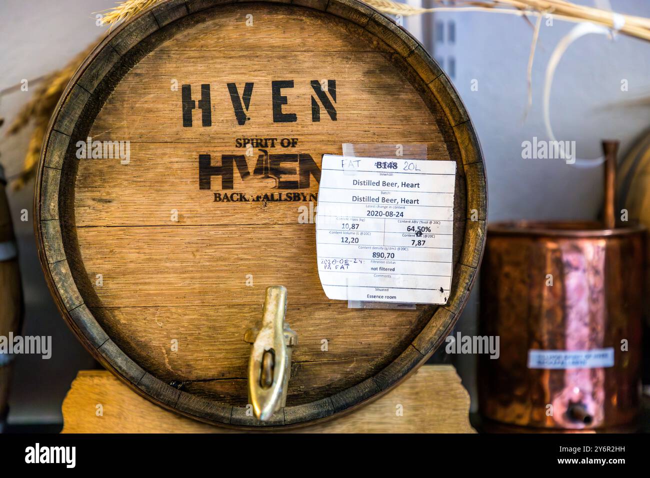 Un barile di quercia di birra distillata allo Spirit of Hven sull'isola di Ven porta un'etichetta datata 24 agosto 2020 con un contenuto alcolico del 64,5 percento. Il proprietario Henric Molin è noto per i suoi esperimenti e consiglia le distillerie di tutto il mondo su attrezzature, normative e ricette. Norreborgsvägen, Landskrona kommun, Skåne, Svezia. Foto Stock