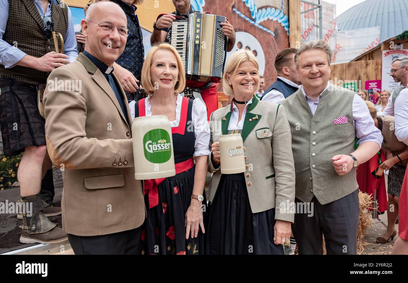 20240926 VIP Eroeffnung der Wiener Kaiser Wiesn 2024 WIEN, OESTERREICH - 26. SETTEMBRE: Dompfarrer des Wiener Stephansdoms und Oesterreichs Society-Pfarrer Toni Faber, SPOe zweite Nationalratspraesidentin und Abgeordnete zum Nationalrat Doris Bures, OeVP Bundesministerin fuer Landesverteidigung Klaudia Tanner und SPOe Buergermeister und Landeshauptmann von Wien Michael Ludwig Wien der Wiener der der der der der der der 2024 26. Settembre 2024 a Vienna, Oesterreich 240926 SEPA 17 067 Copyright: XIsabellexOuvrardx SEPAxM Foto Stock