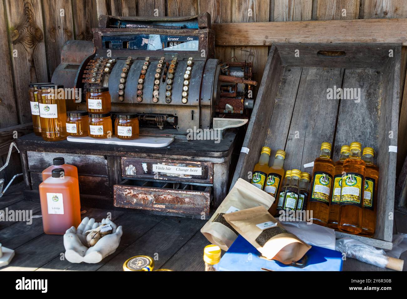 Lo stesso servizio si trova di fronte alla fattoria di Julia Lundahl Persson. L’agricoltore produce olio di colza, senape e miele di alta qualità provenienti dall’isola di Ven a Öresund. Mildahns väg, Landskrona kommun, Skåne, Svezia Foto Stock