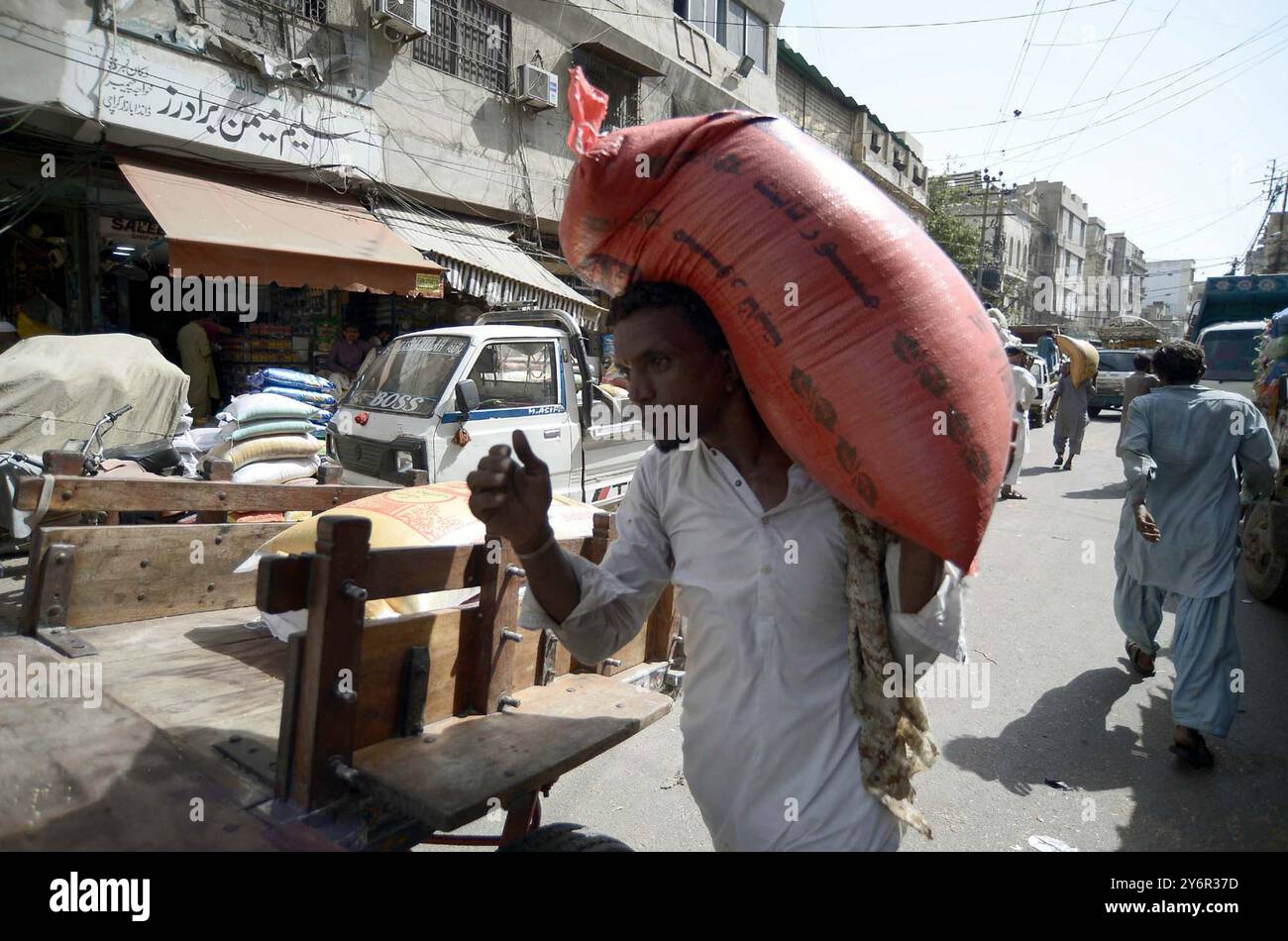 Venditori impegnati nella vendita e nell'acquisto di beni in quanto i clienti non sono disposti ad acquistare a causa dell'aumento dei prezzi prima del budget federale 2024-25, presso il Jodia Bazar di Karachi giovedì 26 settembre 2024. Il Consiglio di amministrazione del Fondo monetario internazionale (FMI) ha approvato un fondo esteso (FEP) da 7 miliardi di dollari per il Pakistan, fornendo un impulso critico all'economia in difficoltà del paese. Il Pakistan ha una lunga storia di affidamento sull'assistenza del FMI, segnando questo come il suo 25 ° programma di prestiti dal 1958. Foto Stock