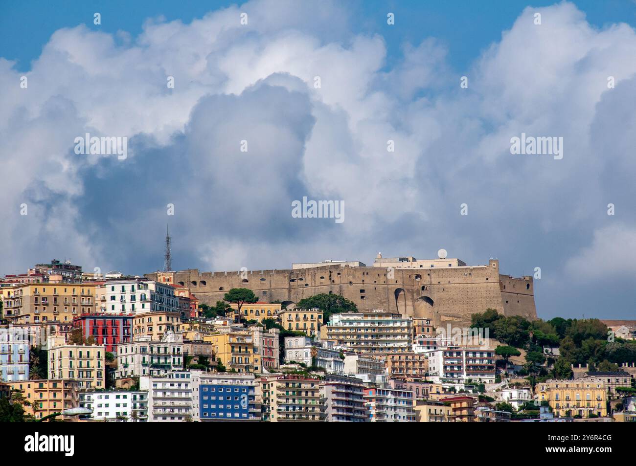 Castel Sant'Elmo Napoli con gli edifici del quartiere Vomero sul lato ovest Foto Stock