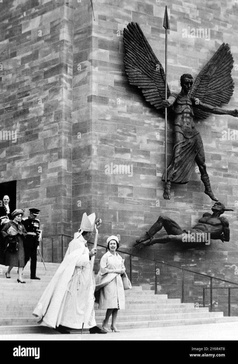 26 MAGGIO 1962 LA REGINA ELISABETTA II E IL VESCOVO DI COVENTRY, DR. CUTHBERT BARDSLEY, CAMMINA ACCANTO ALLA CHIESA DI JACOB EPSTEIN DI ST. MICAHEL E IL DIAVOLO DOPO LA CERIMONIA DI CONSACRAZIONE DELLA NUOVA CATTEDRALE DI SAN MICHAEL, COVENTRY, WARWICKSHIRE, INGHILTERRA. Foto Stock