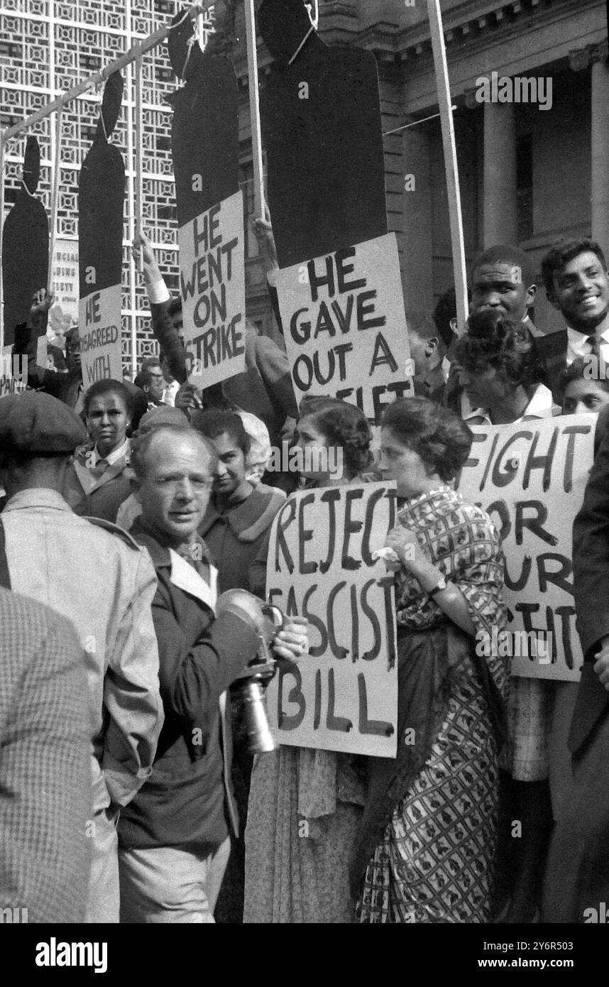 25 MAGGIO 1962 MANIFESTAZIONI CONTRO IL DISEGNO DI LEGGE ANTI-SABOTAGGIO DEL GOVERNO SUDAFRICANO E IL RAZZISMO DELLA SUPREMAZIA BIANCA, FUORI DAL MUNICIPIO DI JOHANNESBURG, SUDAFRICA. Foto Stock