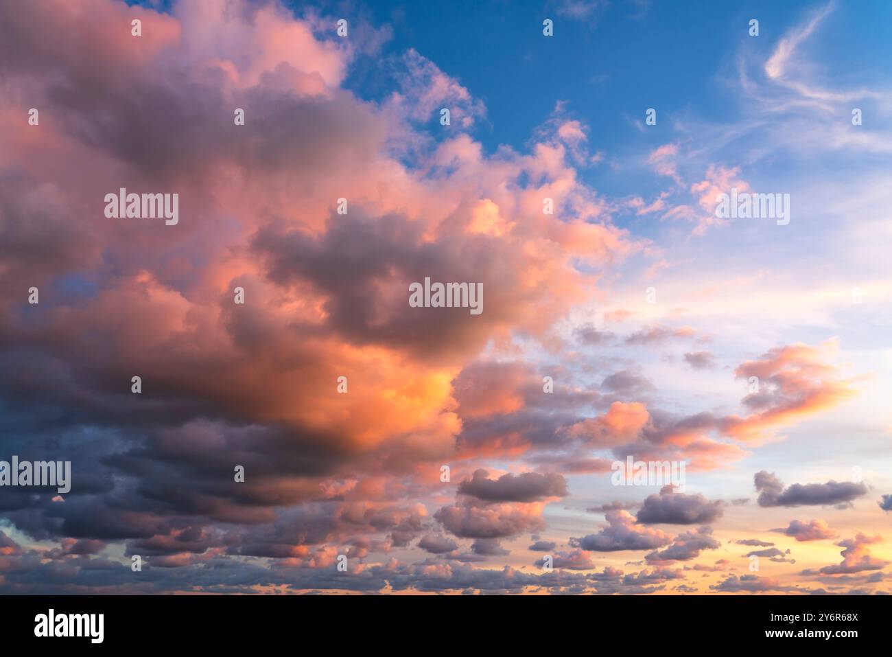 Piccole nuvole nel cielo reale al tramonto sovrapposizione di texture di sfondo. Spettacolari nuvole blu, arancione e viola. Fotografia ad alta risoluzione perfetta f Foto Stock