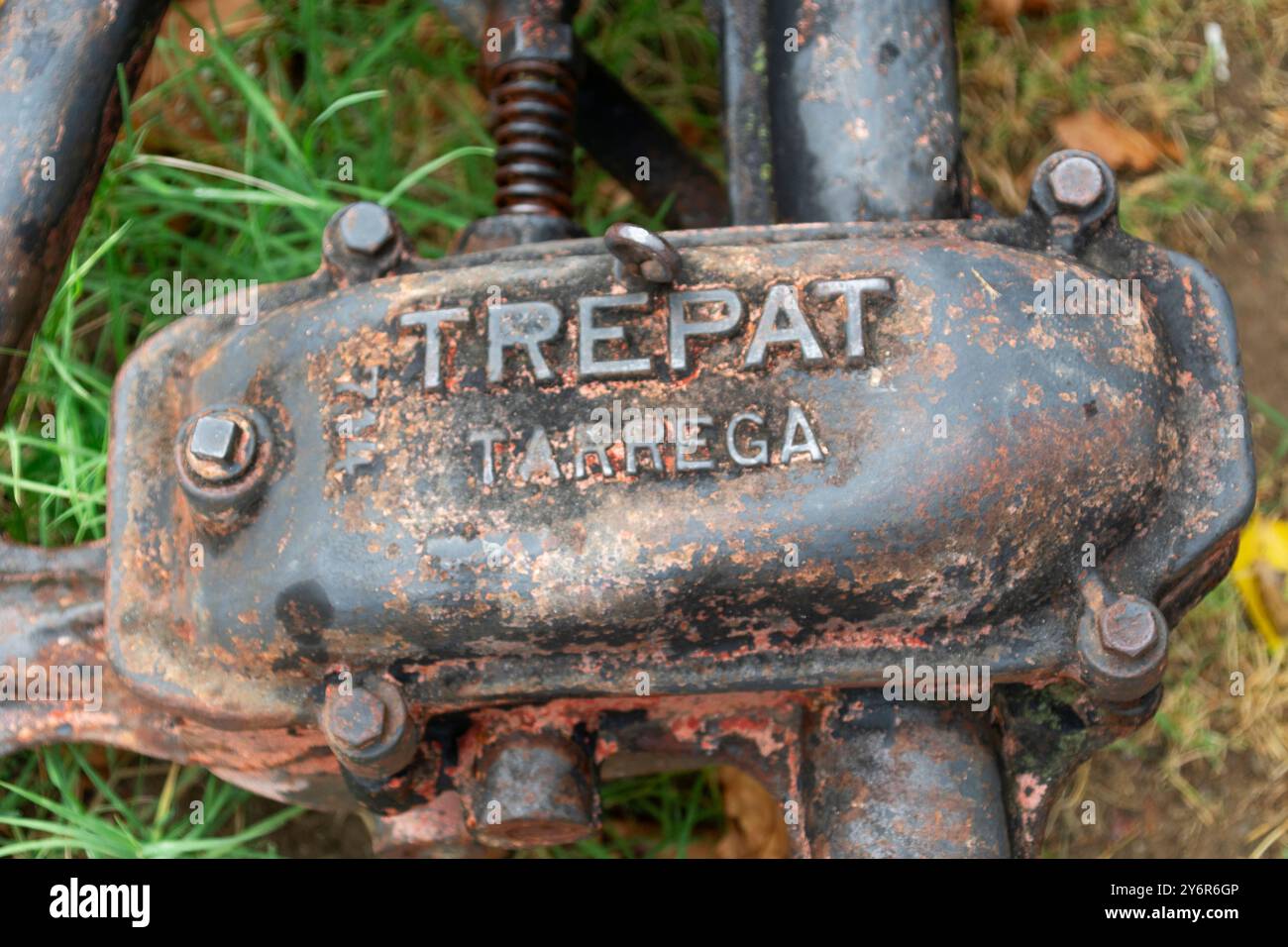 Primo piano di un coperchio di una macchina agricola d'epoca di Trepat, Tàrrega, Spagna. L'immagine mostra la superficie metallica, i bulloni e la struttura industriale. Foto Stock