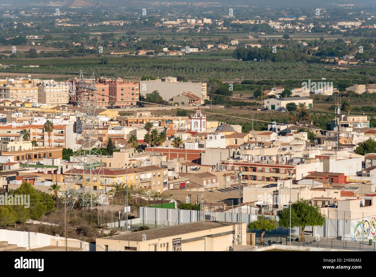 Rojales, città spagnola, Spagna, nella provincia di Alicante e comunità autonoma di Valencia. Campagna e dintorni dall'alto. Torre della Chiesa Foto Stock