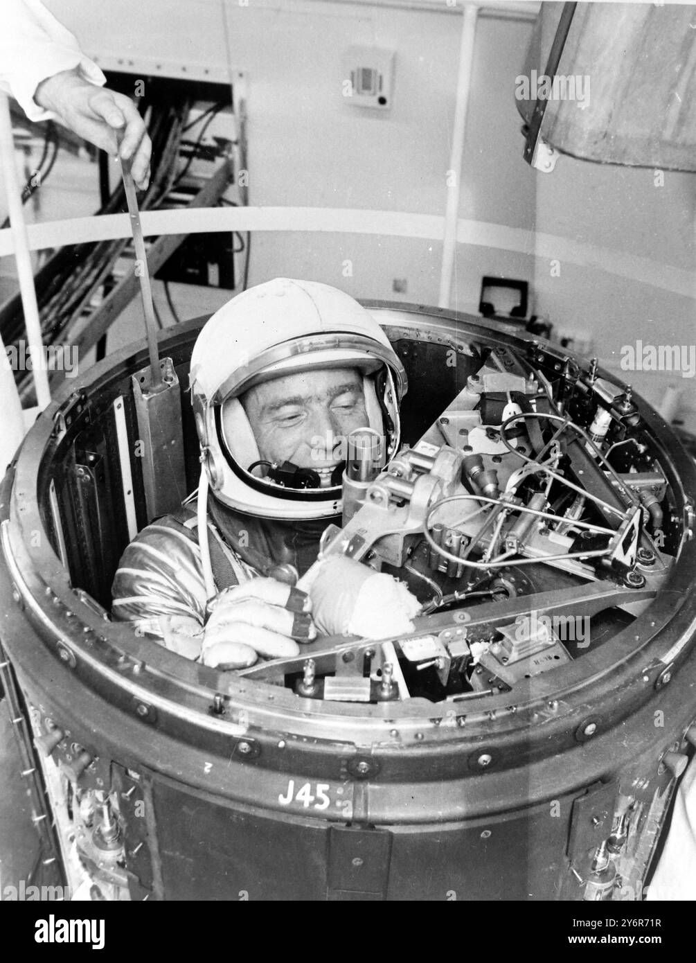 ASTRONAUTA SCOTT CARPENTER PPRACTICES ALLA CAPSULA SPAZIALE DI CAPE CANAVERAL / ; 12 MAGGIO 1962 Foto Stock