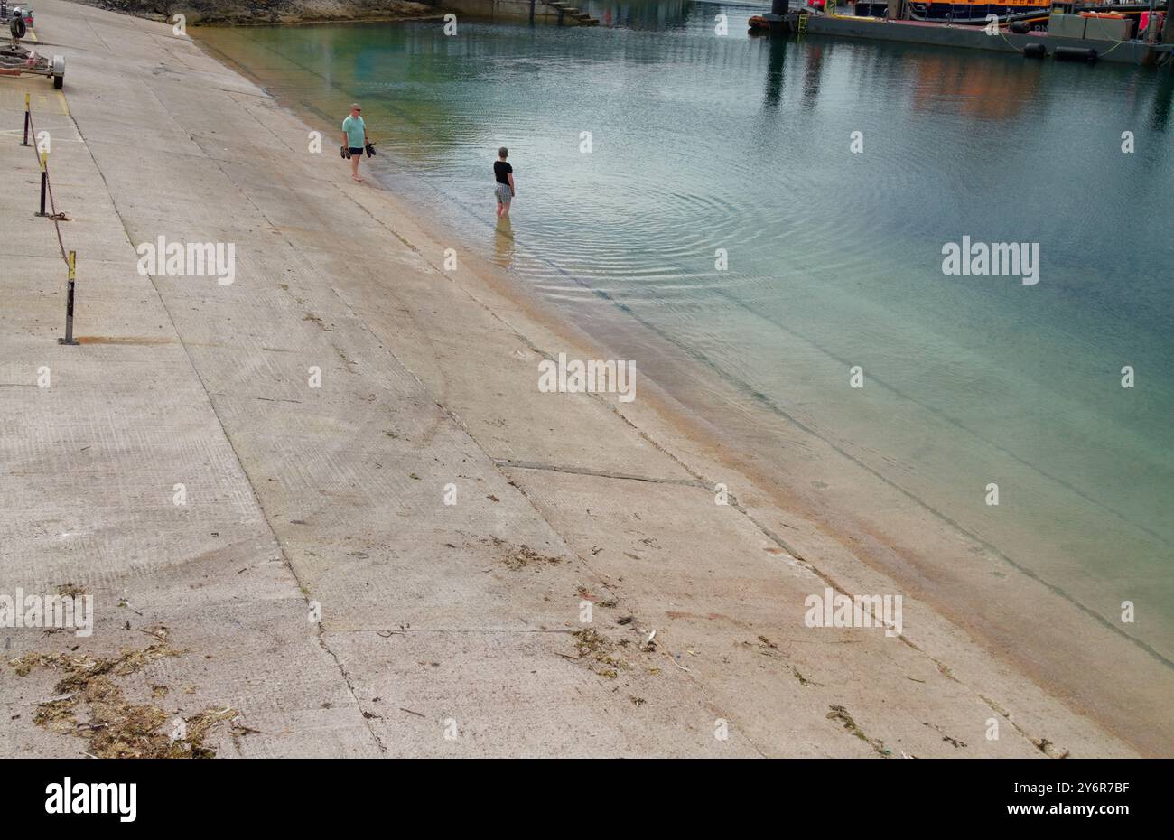 Concrete Slipway e imbarco duro utilizzato dalla 4th Infantry Division dell'esercito americano per partire per Utah Beach durante gli sbarchi del D-Day, Brixham, Regno Unito Foto Stock