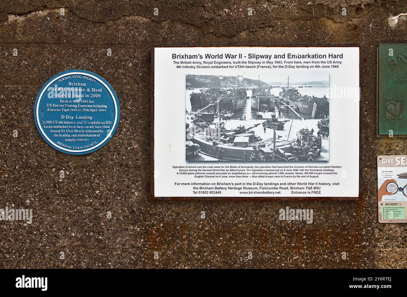 Blue plaque and Information Board on World War II Slipway and embarkation Hard Slipway, Brixham Regno Unito Foto Stock
