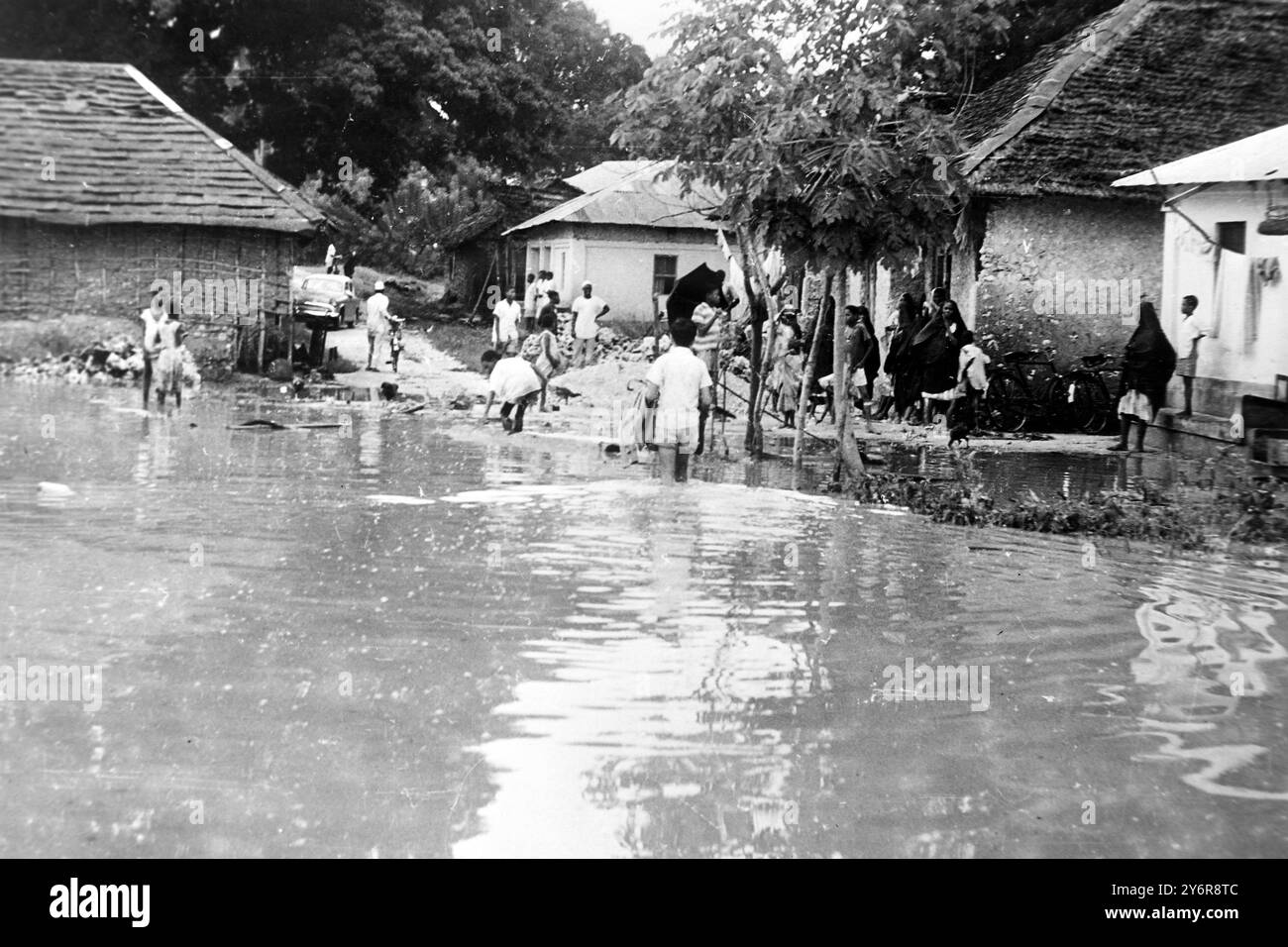 ALLUVIONI ZANZIBAR PERSONE CHE PARLANO ; 5 MAGGIO 1962 Foto Stock
