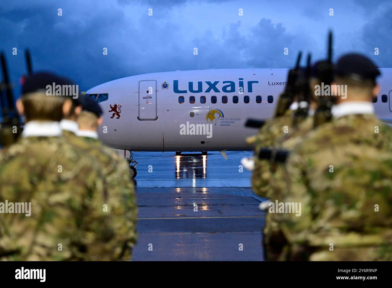 Steenokkerzeel, Belgio. 26 settembre 2024. L'aereo papale all'arrivo dell'aereo papale all'aeroporto militare di Melsbroek a Steenokkerzeel giovedì 26 settembre 2024. Il capo della Chiesa cattolica Papa Francesco, nato Jorge Mario Bergoglio, è in visita in Belgio dal 26 al 29 settembre, per celebrare il seicentesimo anniversario delle università KU Leuven e UCLouvain. BELGA FOTO DIRK WAEM credito: Belga News Agency/Alamy Live News Foto Stock