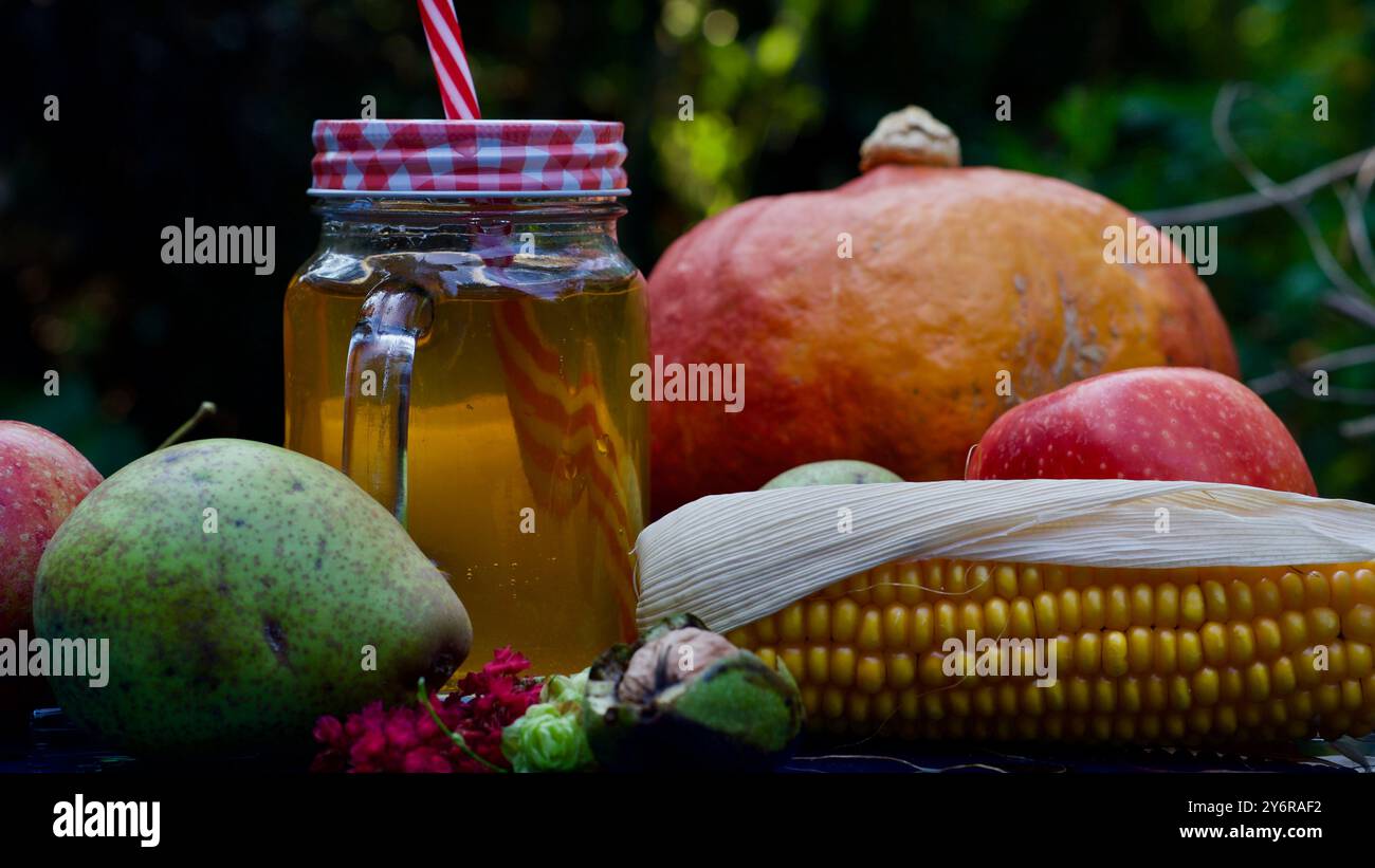 Un bicchiere di succo di mela, una paglia, mele e pere, Foto Stock