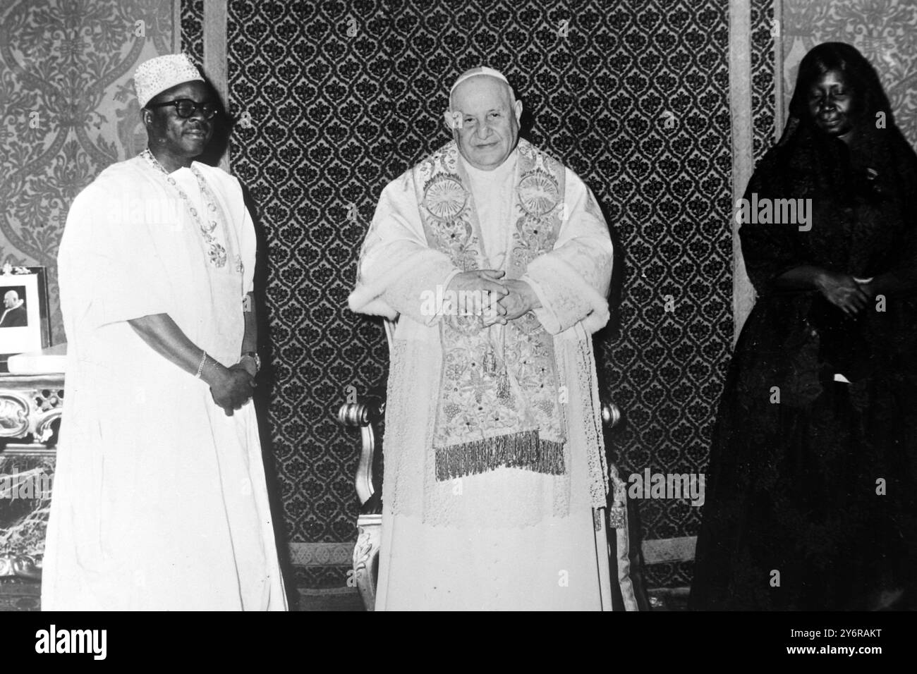 PAPA GIOVANNI XXIII CON MAURICE YAMEOGO IN VATICANO / ; 26 APRILE 1962 Foto Stock