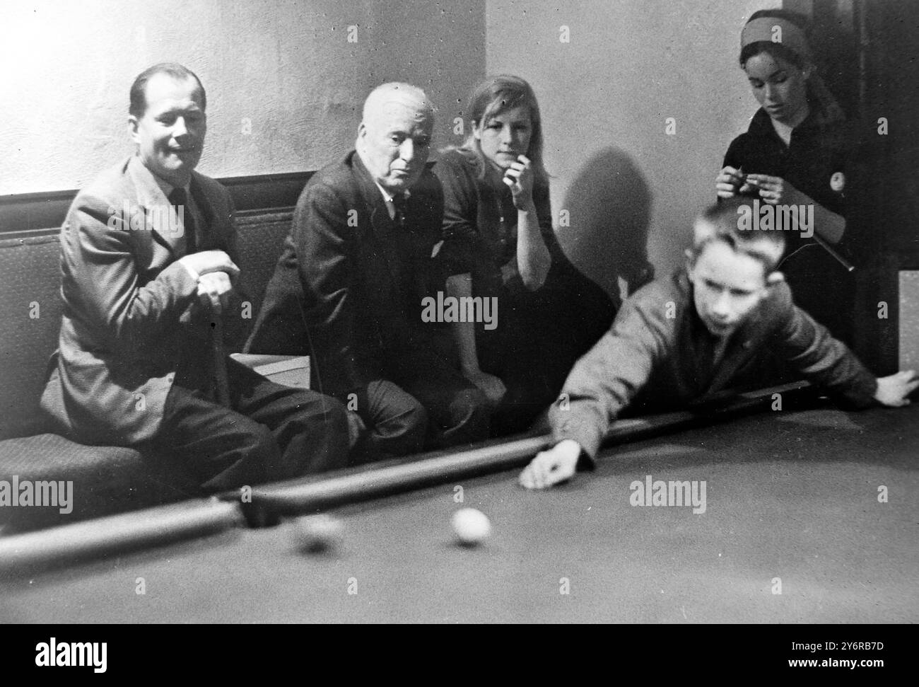 CHARLIE CHAPLIN CON LA FAMIGLIA IN IRLANDA FESTEGGIANO IL 73° COMPLEANNO / ; 24 APRILE 1962 Foto Stock