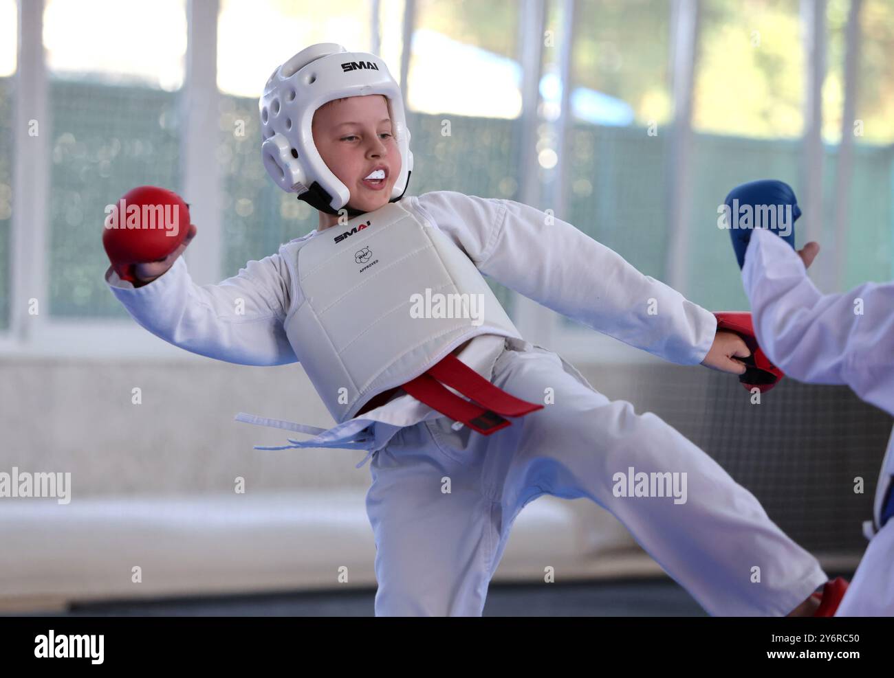 ODESSA,UCRAINA- Settember21, 2024: Bambini e sport giovanili. Bambini-ragazzi e ragazze conducono combattimenti di karate su sport per bambini tatami. Vita sana Foto Stock