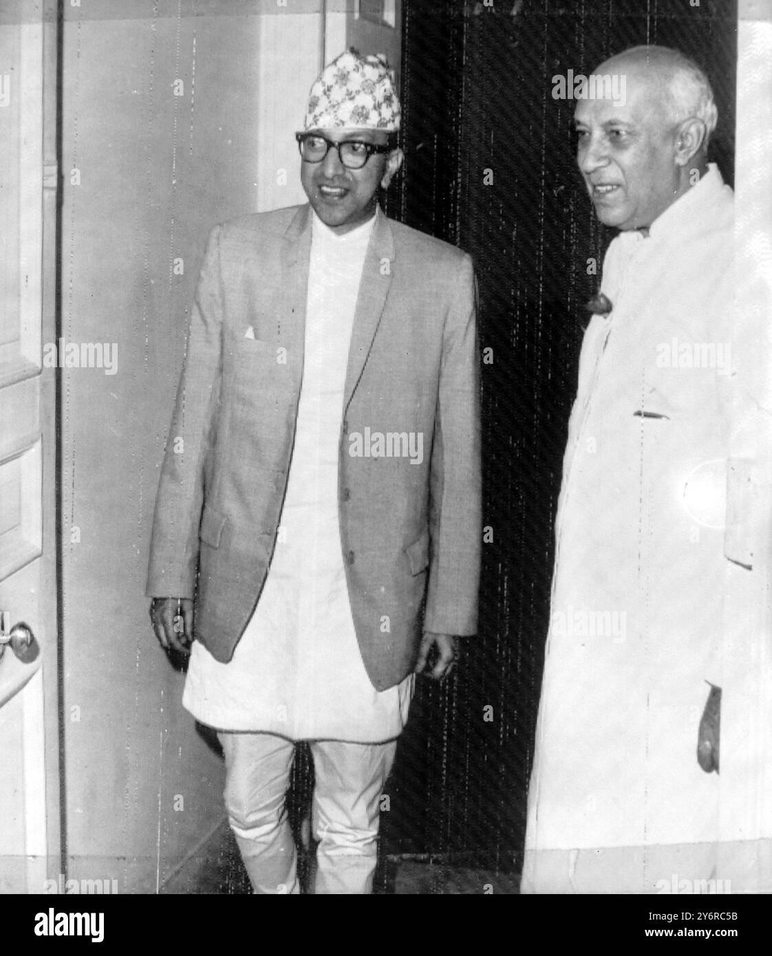 RE MAHENDRA DEL NEPAL CON PREMIER DELL'INDIA JAWAHARLAL NEHRU A NUOVA DELHI; 19 APRILE 1962 Foto Stock