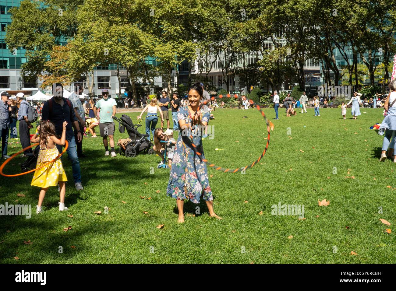 I proprietari di animali domestici si riuniscono al Bryant Park con i loro cani per partecipare alla parata 2024, NYC, USA Foto Stock