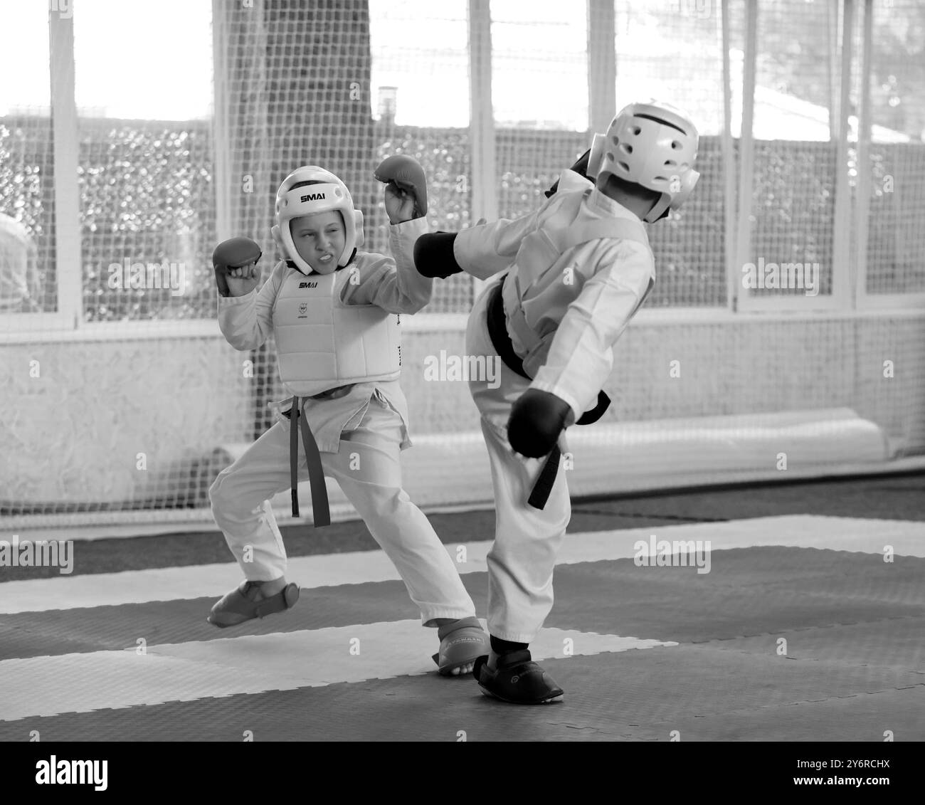 ODESSA,UCRAINA- Settember21, 2024: Bambini e sport giovanili. Bambini-ragazzi e ragazze conducono combattimenti di karate su sport per bambini tatami. Vita sana Foto Stock