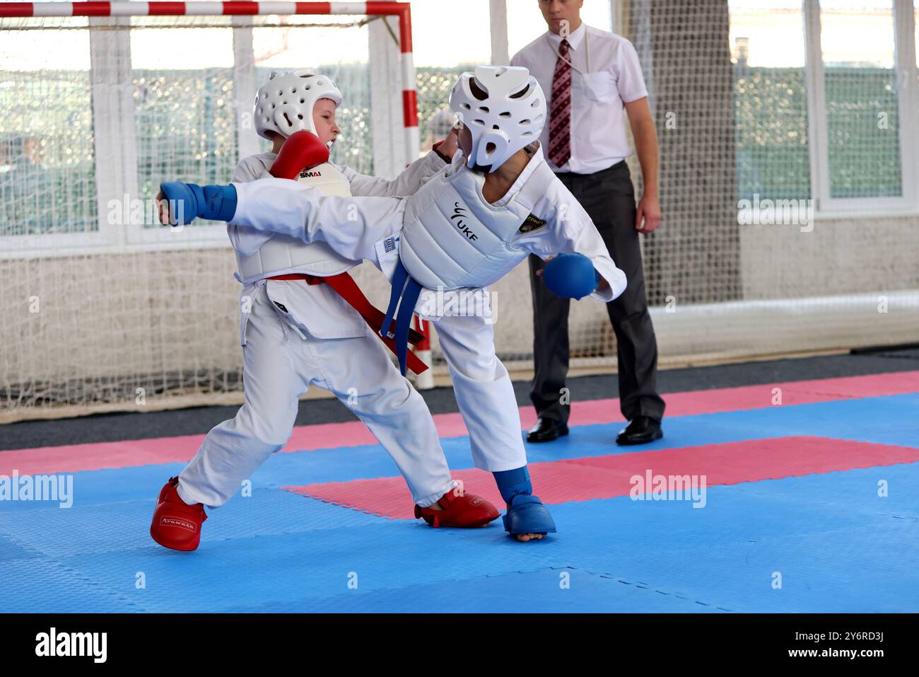 ODESSA,UCRAINA- Settember21, 2024: Bambini e sport giovanili. Bambini-ragazzi e ragazze conducono combattimenti di karate su sport per bambini tatami. Vita sana Foto Stock