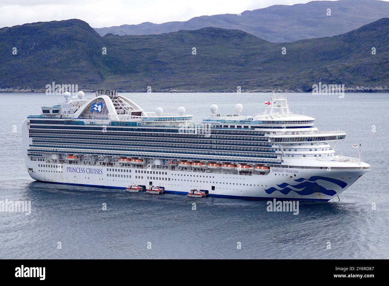 Nave da crociera Emerald Princess ancorata nel porto vicino a Qaqortoq, Groenlandia Foto Stock