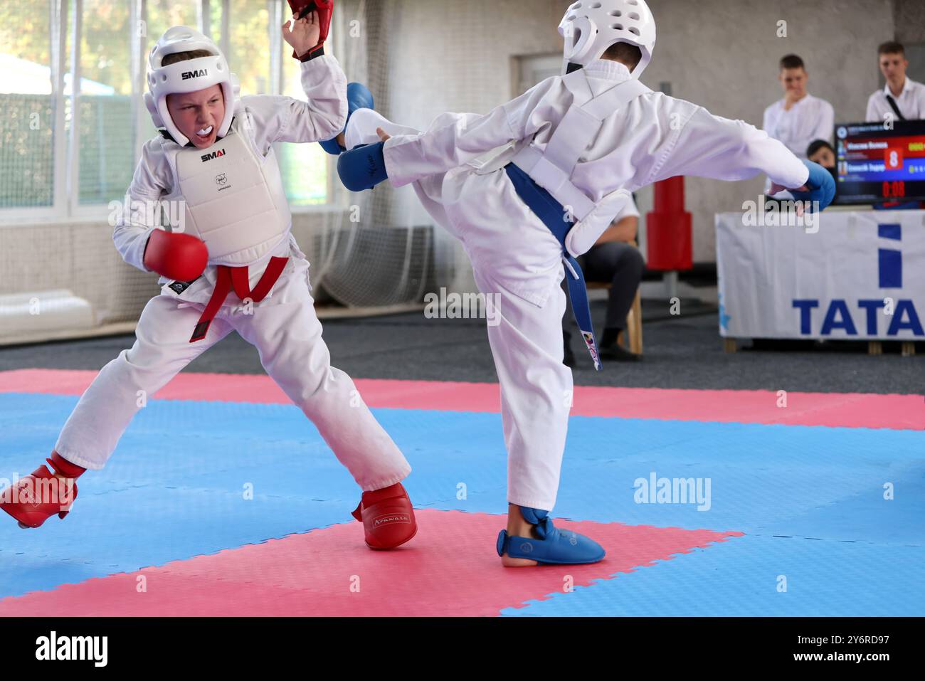 ODESSA,UCRAINA- Settember21, 2024: Bambini e sport giovanili. Bambini-ragazzi e ragazze conducono combattimenti di karate su sport per bambini tatami. Vita sana Foto Stock