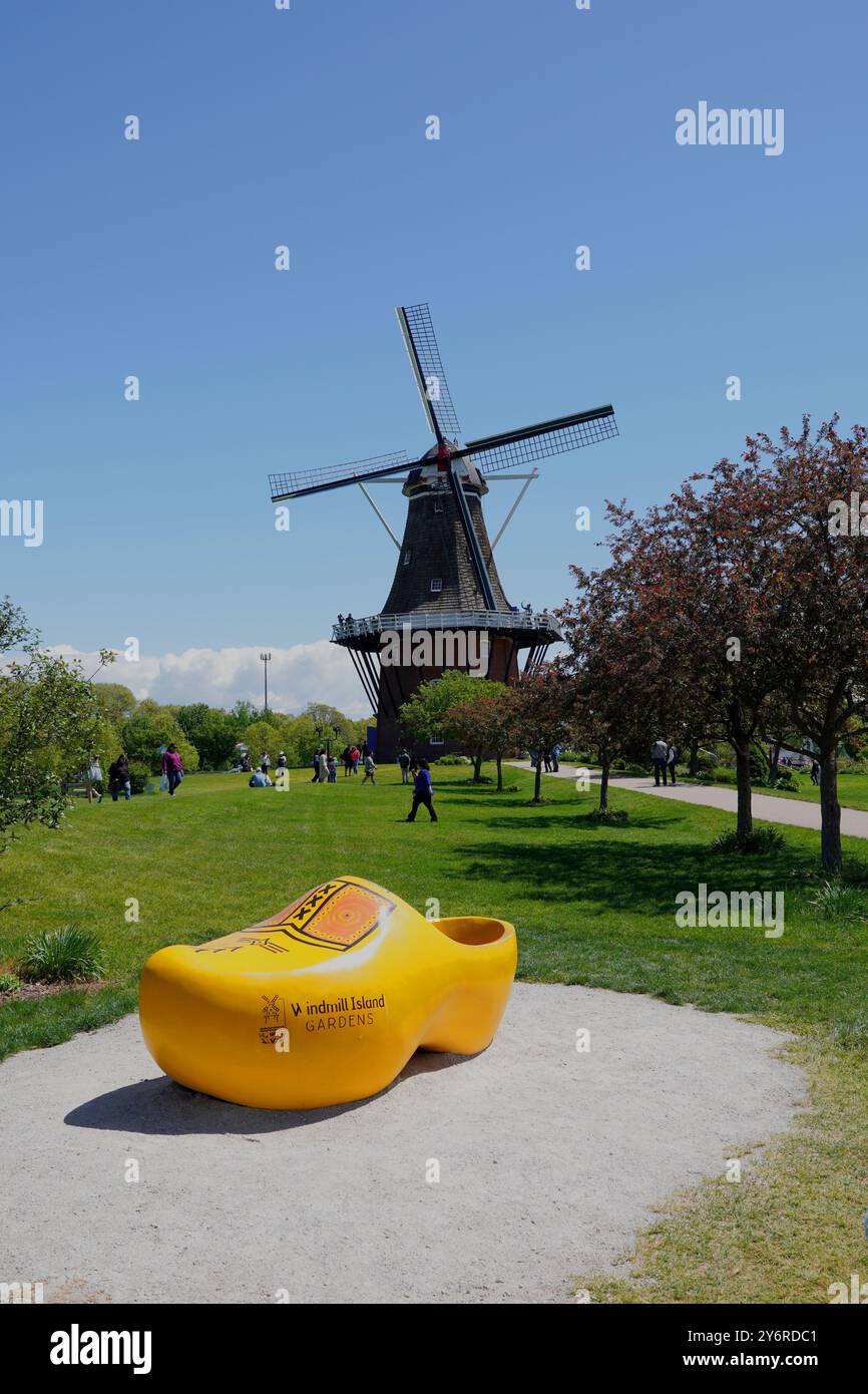 Scarpe in legno e mulino a vento durante il festival Tulip Time in Holland, Michigan Foto Stock