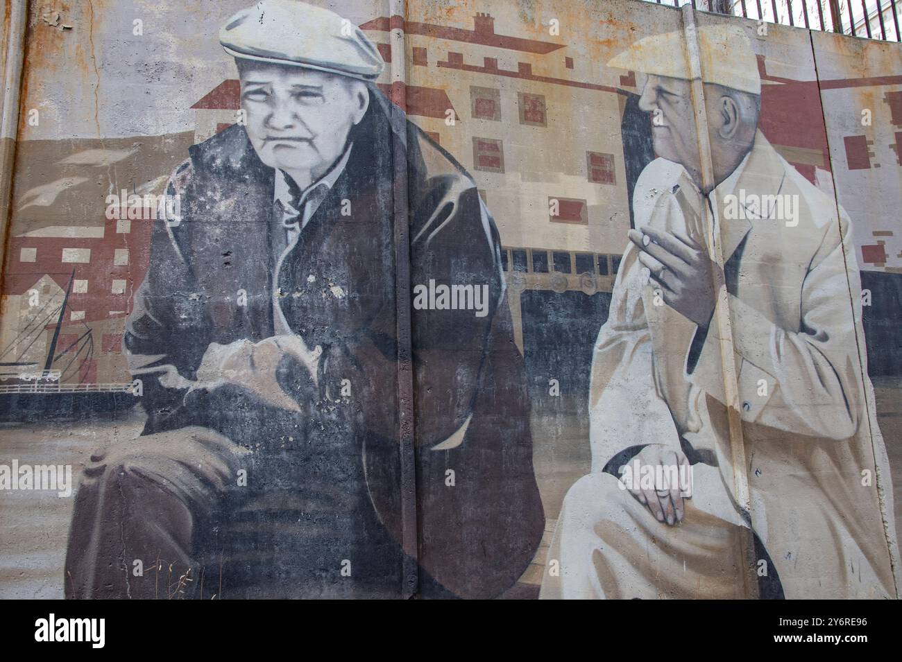 Murales sul patrimonio culturale due uomini seduti sul lungomare di Duckworth Street nel centro di St. John's, Newfoundland & Labrador, Canada Foto Stock